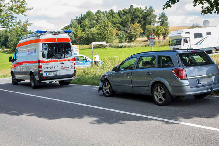 Aus noch ungeklärter Ursache stießen auf gerader Strecke der B95 ein Opel und VW zusammen.