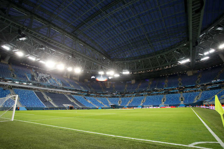 Das Dach der Sankt Petersburger WM-Arena wurde am Donnerstag geschlossen. Während vor dem Stadion Temperaturen von um die minus 10 Grad herrschten, waren es im Inneren 17 Grad.