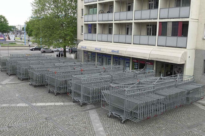 An der Ecke Bahnhofstraße/Augustusburger Straße lagern schon seit Freitag dutzende Absperrgitter.