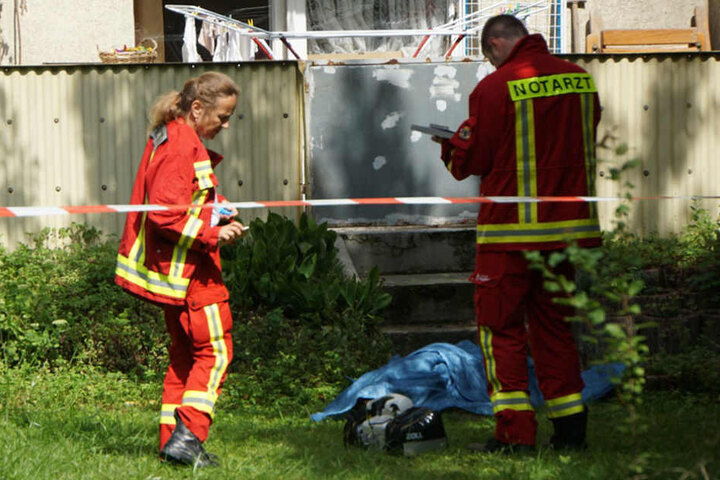 Als die Rettungskräfte eintrafen war es schon zu spät, die Person war bereits tot.