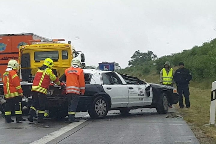 Die Rettungskräfte holten den Streifenwagen aus dem Graben und stellten ihn wieder auf die Räder.