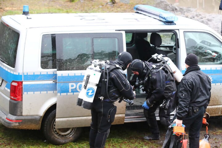Taucher der Polizei machten sich für ihren Einsatz bereit. (Symbolfoto)