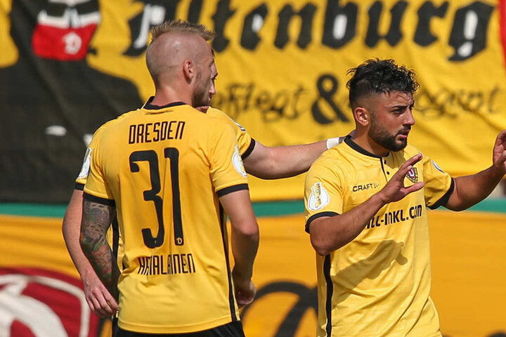 Für seinen zwischenzeitlichen Ausgleichstreffer erhält Aias Aosman (rechts) die Glückwünsche der Team-Kollegen.