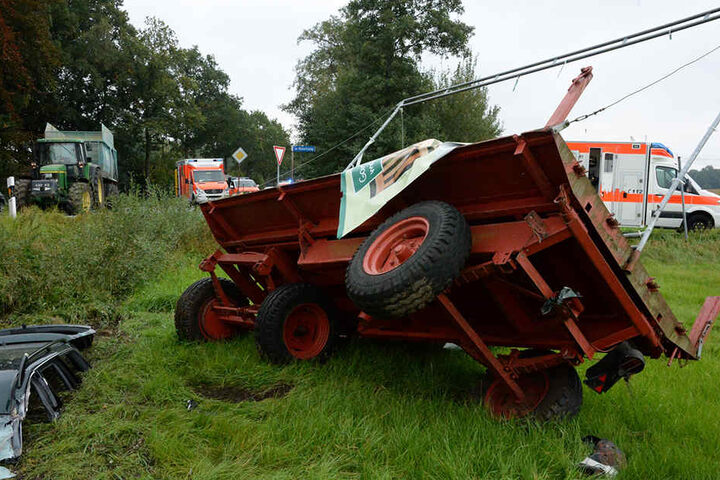 Das Auto wurde auf eine Wiese und gegen einen Werbeaufsteller geschleudert.