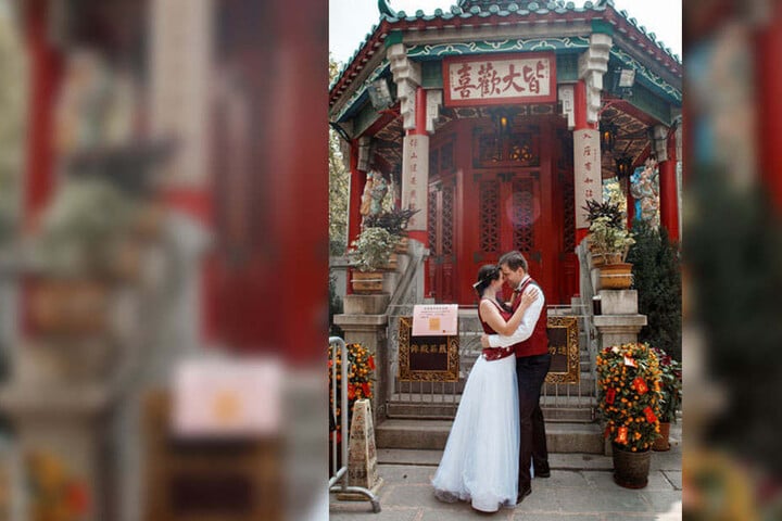 Das Brautpaar vor einem traditionellem chinesischen Tempel.