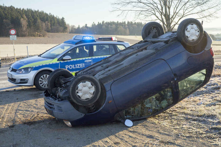Der Renault hatte sich auf der spiegelglatten Straße überschlagen.