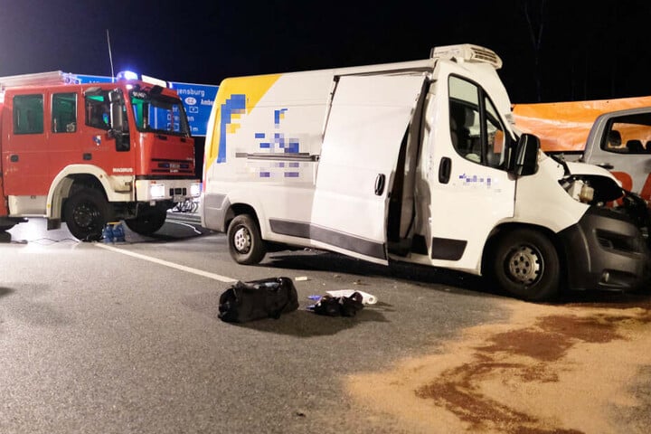 Der Fahrer eines Kleintransporters ist nach einem Unfall auf der Autobahn 3 in Bayern gestorben.
