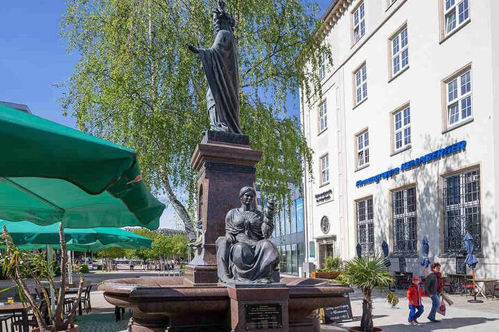 Stattdessen wurden die Reste des alten Chemnitzer Saxonia-Brunnens neu aufgebaut. Seit fünf Jahren plätschert Sachsens Patronin auf dem Johannisplatz.
