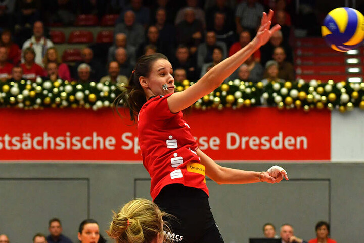 Dresdens Ivana Mdrak, hier im Angriff, ist sehr verlässlich in allen Elementen. Beim 3:1 in Erfurt glänzte sie mit 17 Punkten und einer schönen Aufschlagserie.