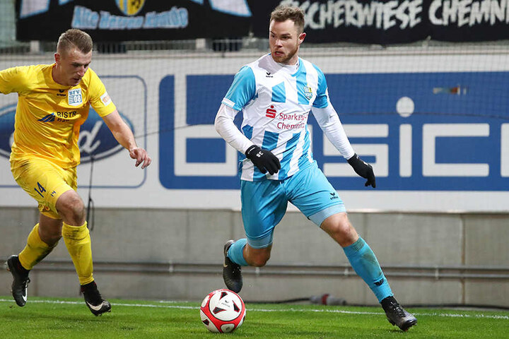 Tobias Müller, der hier dem Bischofswerdaer Tommy Klotke enteilt, war in der Vorwoche im Pokalduell der beste Mann auf dem Platz. Samstag fehlt er erstmals: Oberschenkelzerrung!
