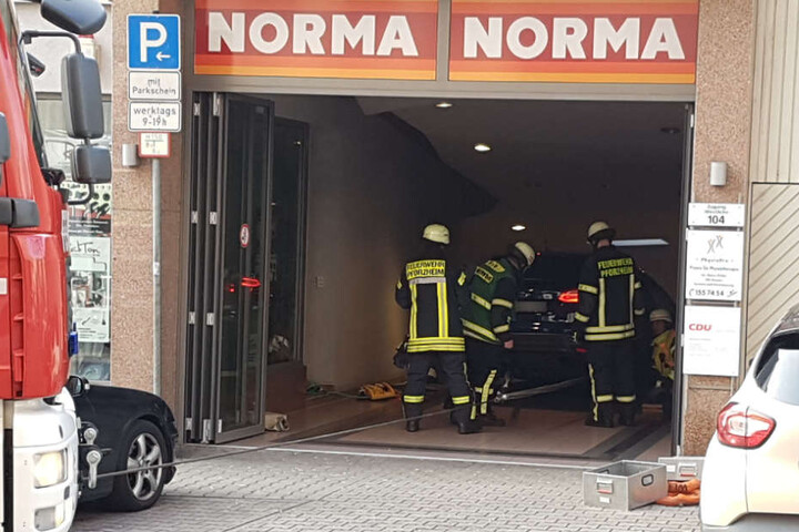 Den Durchgang zu diesem Supermarkt in der Durlacher Straße hatte der Fahrer für eine Tiefgaragen-Einfahrt gehalten.