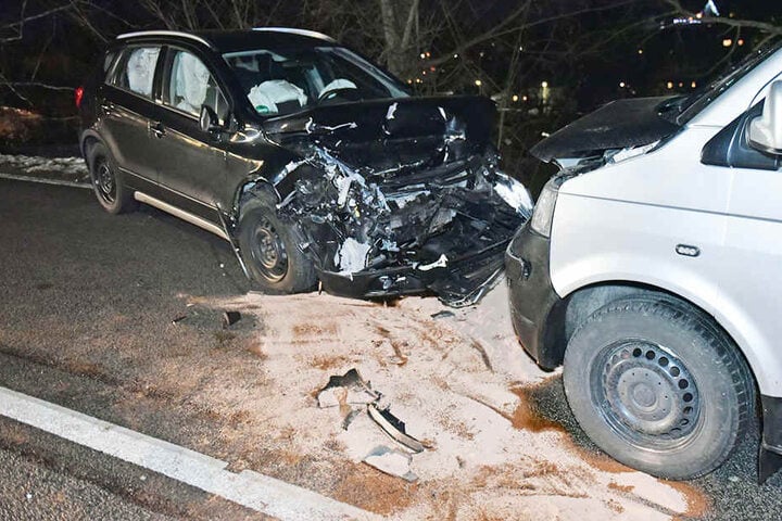 Beide Autos wurden stark beschädigt.