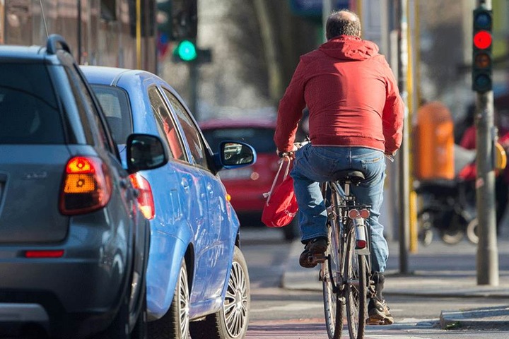 Radfahrer sollen in Berlin bald gegenüber Autofahrern bevorzugt werden.
