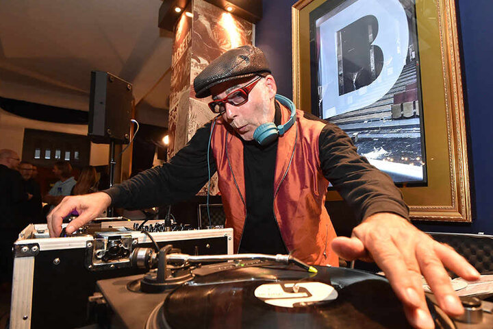 Gern gehört auf den Premierenfeiern im Boulevardtheater Dresden: DJ Bongo.