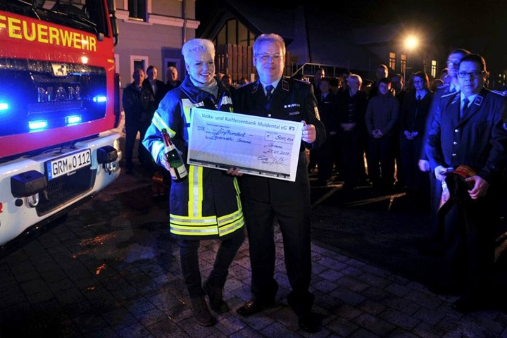 Erst am Freitagabend war Melanie zur Taufe des Fahrzeugs bei der Freiwilligen Feuerwehr Grimma gewesen und hatte auch einen Scheck über 500 Euro für die Kameraden mitgebracht.