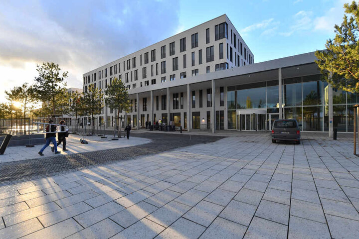 In den Neubau sollen 15 Kliniken und Institute ziehen.