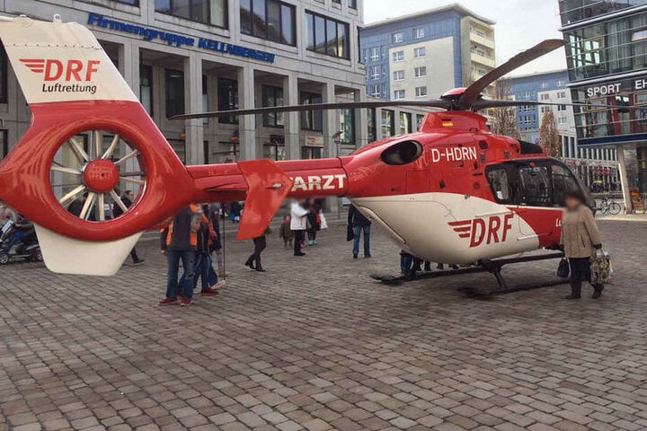 Der Rettungshelikopter "Christoph 46" landete direkt auf dem Chemnitzer Marktplatz.
