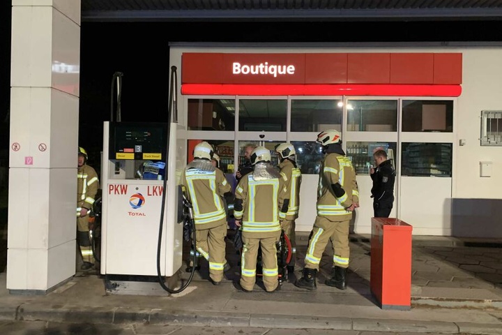 Die Feuerwehr wurde eigentlich wegen eines Feuers zu der Tankstelle gerufen.