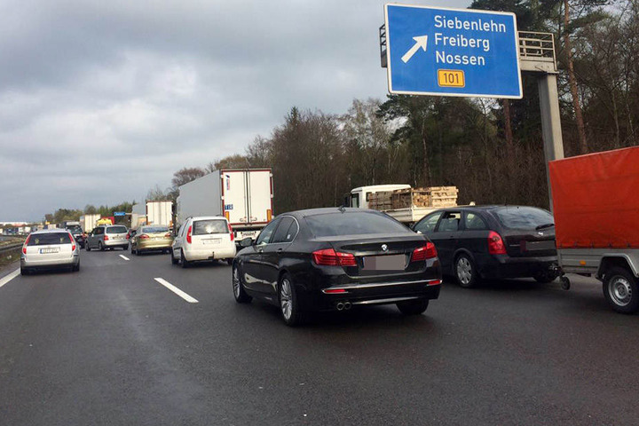 Kilometerlange Staus rauben den Reisenden den Nerv.