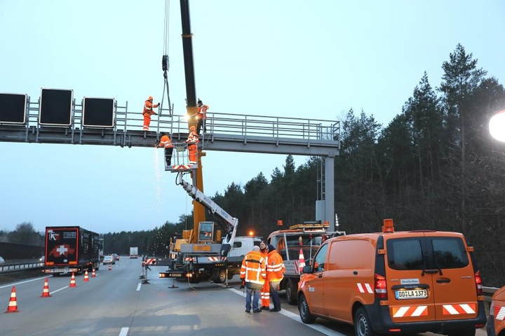 Die Schilderbrücke wurde repariert.