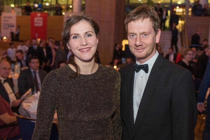 Auch Sachsens Ministerpräsident Michael Kretschmer (42, CDU) kam mit seiner Lebensgefährtin Annett Hoffmann.