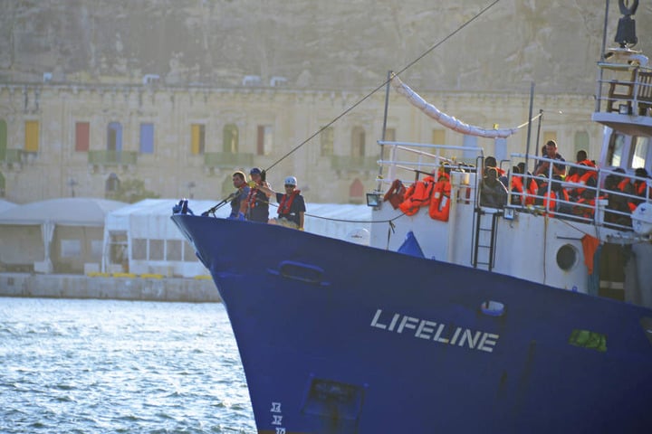 Das Flüchtlings-Rettungsschiff der deutschen Hilfsorganisation "Lifeline" kommt inm Hafen von Valletta an.