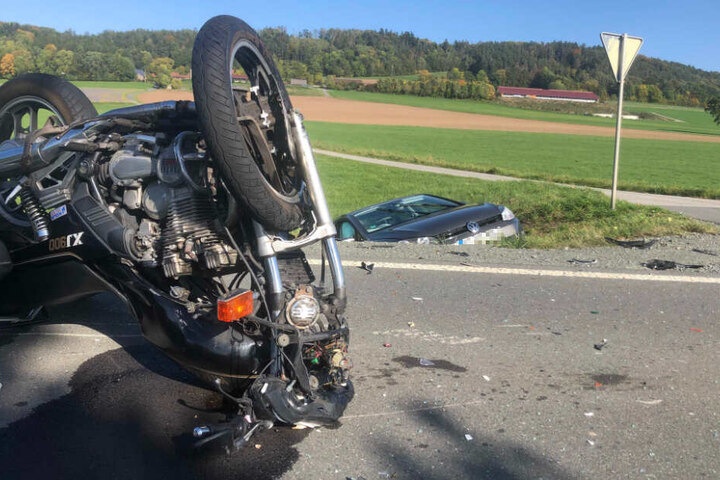 Der 48-jährige Motorradfahrer verstarb trotz Reanimationsmaßnahmen.