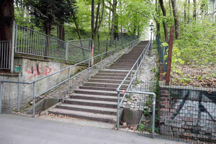 An dieser Treppe am Schloßteich geschah der widerliche Übergriff.