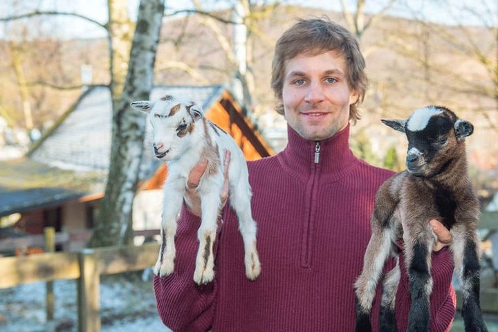 "Ziegen"-Peter Höhmke (31) ist stolz: Der Pfleger konnte sechs kleine Neuankömmlinge präsentieren.