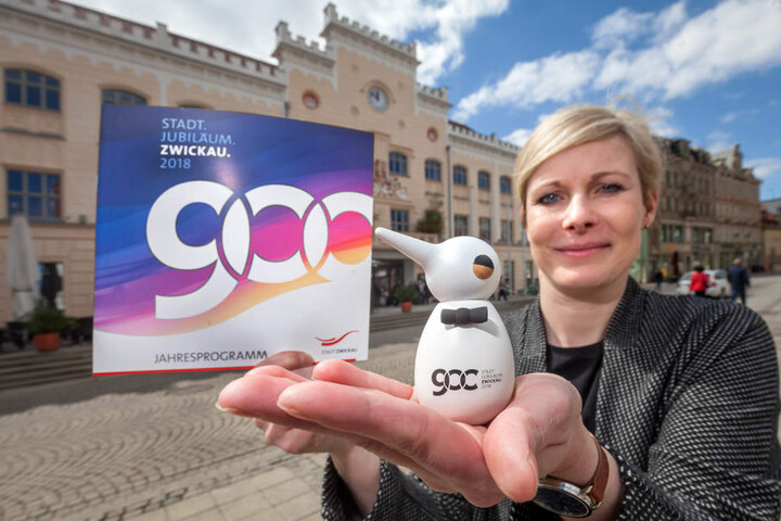 Projektleiterin Grit Weise (39) mit dem Festvogel - das Maskottchen zum 900. Geburtstag von Zwickau im kommenden Jahr.