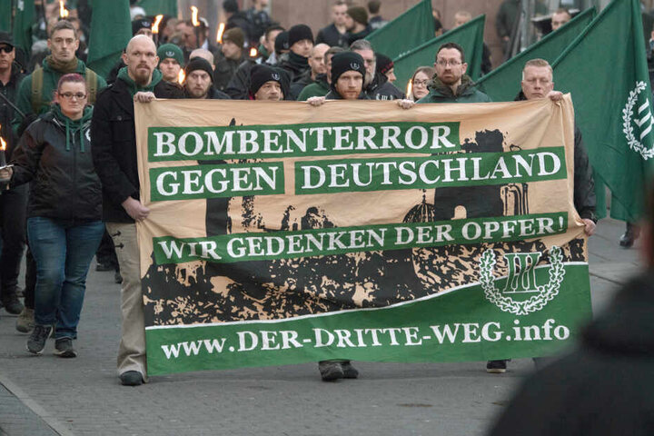 130 Menschen nahmen an der Kundgebung der der rechten Kleinpartei "Der III. Weg" teil.