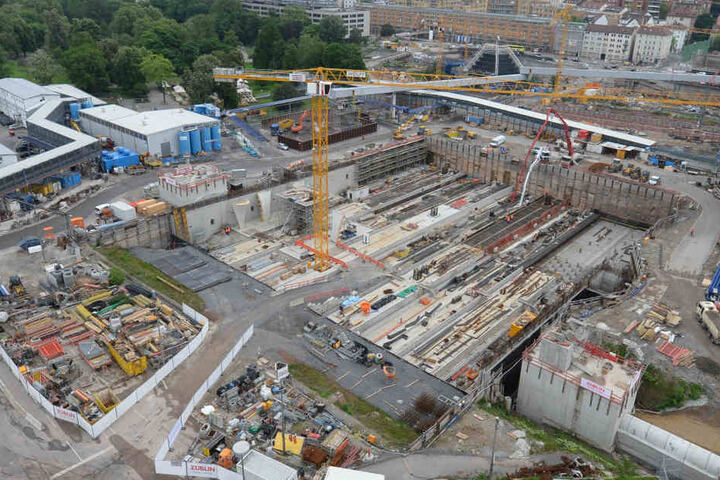 Blick in die Baugrube des künftigen Stuttgarter Hauptbahnhofs, der im Rahmen des Bahnprojekts Stuttgart 21 in Stuttgart entsteht. (Archivbild)