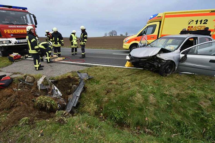Die Opel-Fahrerin wurde schwer verletzt und musste von der Feuerwehr aus dem Wagen befreit werden.