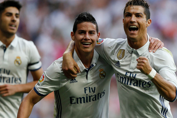 James Rodríguez (M.) und Cristiano Ronaldo (r.) standen für Real Madrid auf dem Rasen. (Archivbild)