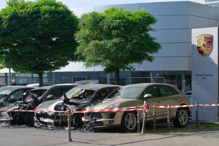 Die abgebrannten Fahrzeuge standen auf dem Hof eines Autohauses in Köln-Ehrenfeld.