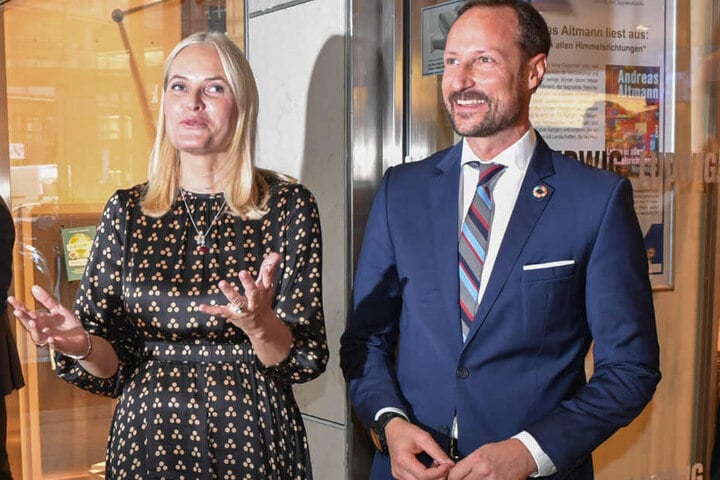 Das norwegische Kronprinzenpaar besuchte die Buchhandlung Ludwig.