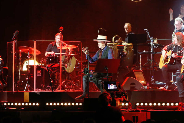 Insgesamt zweieinhalb Stunden rockten der Erfolgs-Musiker und seine Band die Leipziger Arena.