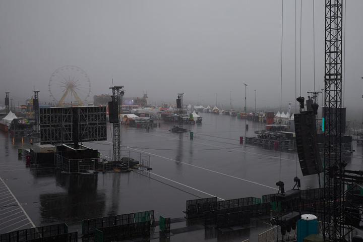 Strömender Regen fällt vor Beginn des Einlasses auf das Gelände des Musikfestivals "Rock am Ring".