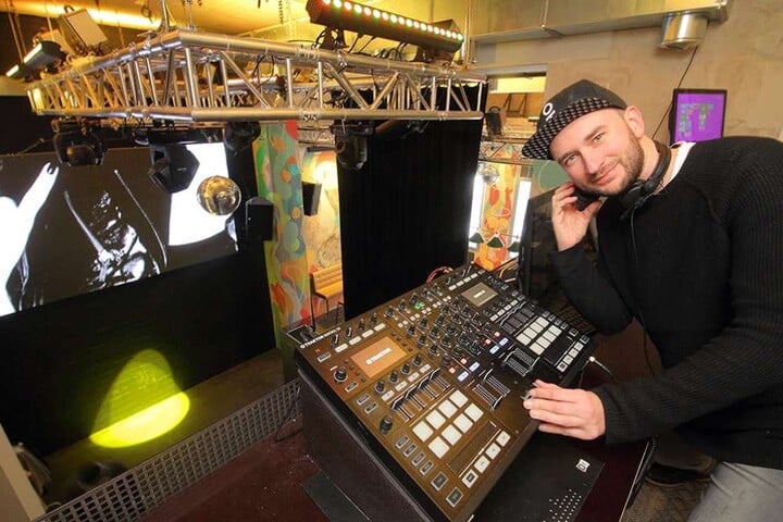 Die neue Standesamt-Saison startet mit DJ Jake Dile (33) am Pult.