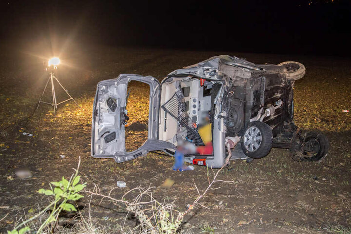 Der Citroen wurde bei dem Unfall vollkommen demoliert.