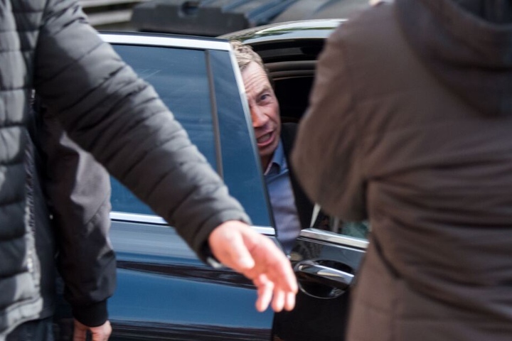 In einem Wagen fuhr der AfD-Gründer davon.