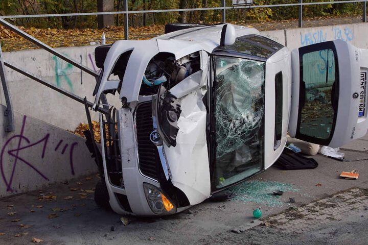 Dabei hat sich sein Wagen überschlagen.
