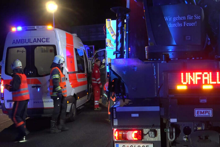 Eine schwerverletzte Frau wurde von den Rettungskräften in einem Krankenwagen abtransportiert.