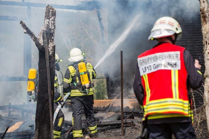 Ein Gartenhaus wurde durch das Feuer komplett zerstört.