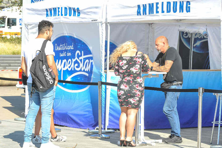 Einige wenige Bewerber trudelten an dem Casting-Zelt an.