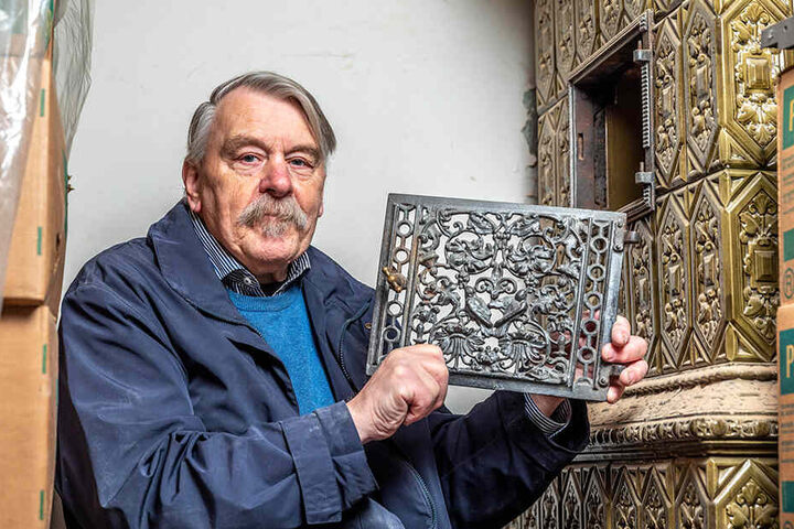 Fritz Reimann (72) richtet das alte Stadthaus von Bad Schandau wieder her. Eine alte Ofenklappe, die eine Frau vor Jahren aus der Ruine mitgehen ließ, hat ihren Weg zurück in das historische Anwesen gefunden.