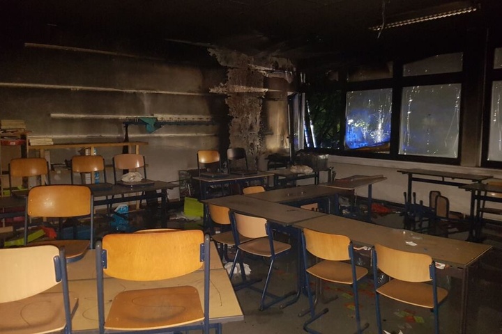 Auch das Klassenzimmer einer Hauptschule in Erkrath war durch Brandstiftung stark beschädigt worden.