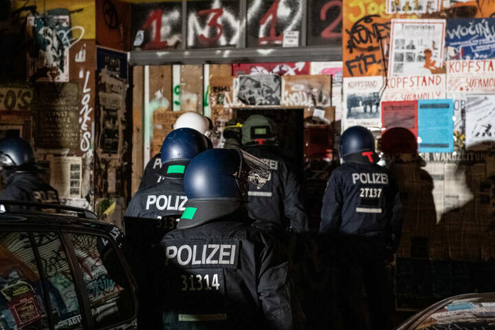 Immer wieder kommt es in der Rigaer Straße zu größeren Polizeieinsätzen und Auseinandersetzungen mit Anwohnern. Auf diesem Foto ist eine Razzia im November 2018 zu sehen.