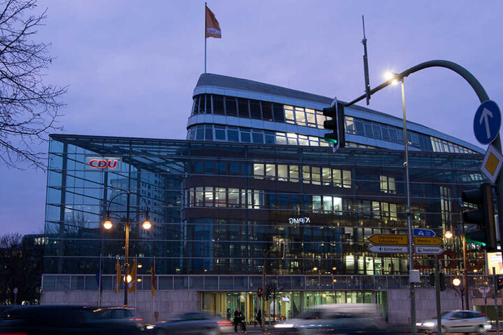 Zuvor soll der Mann eine Tasche mit brennbaren Materialien vor der CDU-Zentrale abgestellt haben.