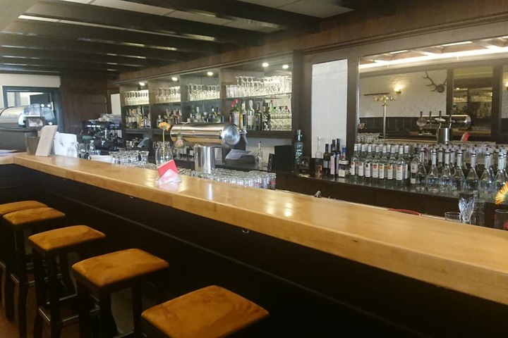 Die Bar in voller Pracht. Auch ein kleine Küche ist darin vorhanden. Hier will Michael Scherz in Zukunft häufiger "verrückte kleine Gerichte" zubereiten.